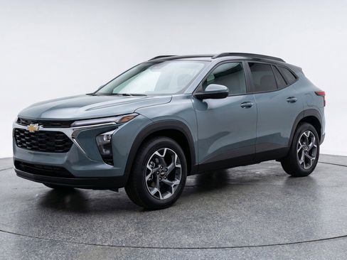 Used 2025 Chevrolet Trax LT FWD image 3