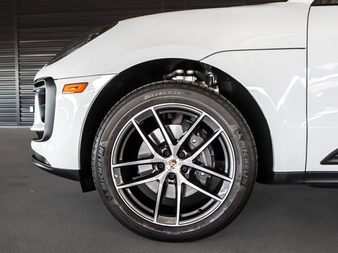 Certified 2025 Porsche Macan image 13