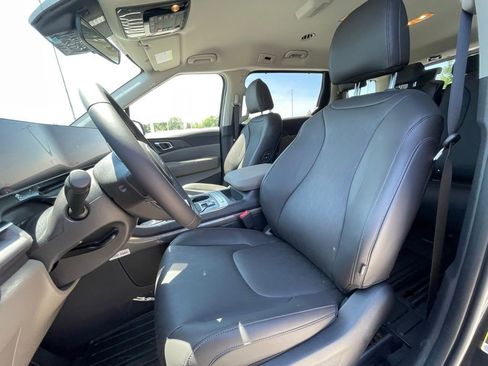 New 2026 Kia Carnival EX FWD image 19