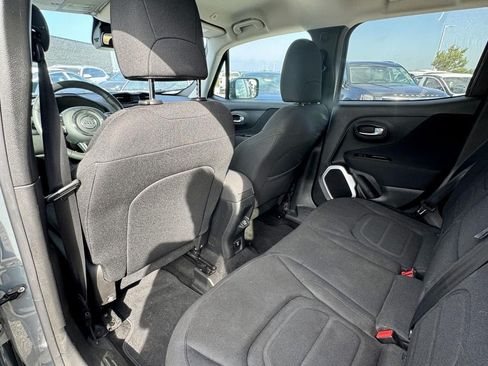 Used 2018 Jeep Renegade Latitude w/ Popular Equipment Group FWD image 12