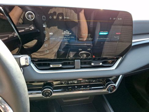 Used 2025 Chevrolet Equinox LT w/ Safety and Technology Package FWD image 14