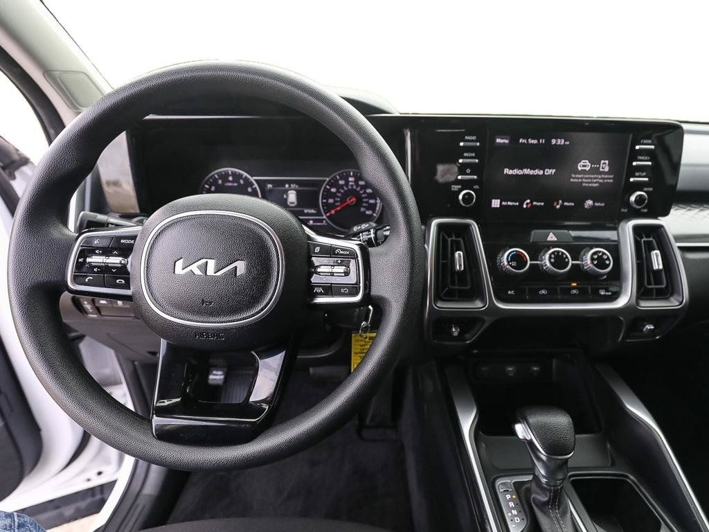 Used 2023 Kia Sorento LX FWD image 14