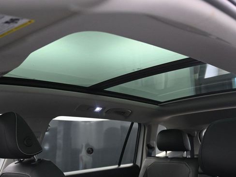 Used 2023 Volkswagen Tiguan SE w/ Panoramic Sunroof Package FWD image 12