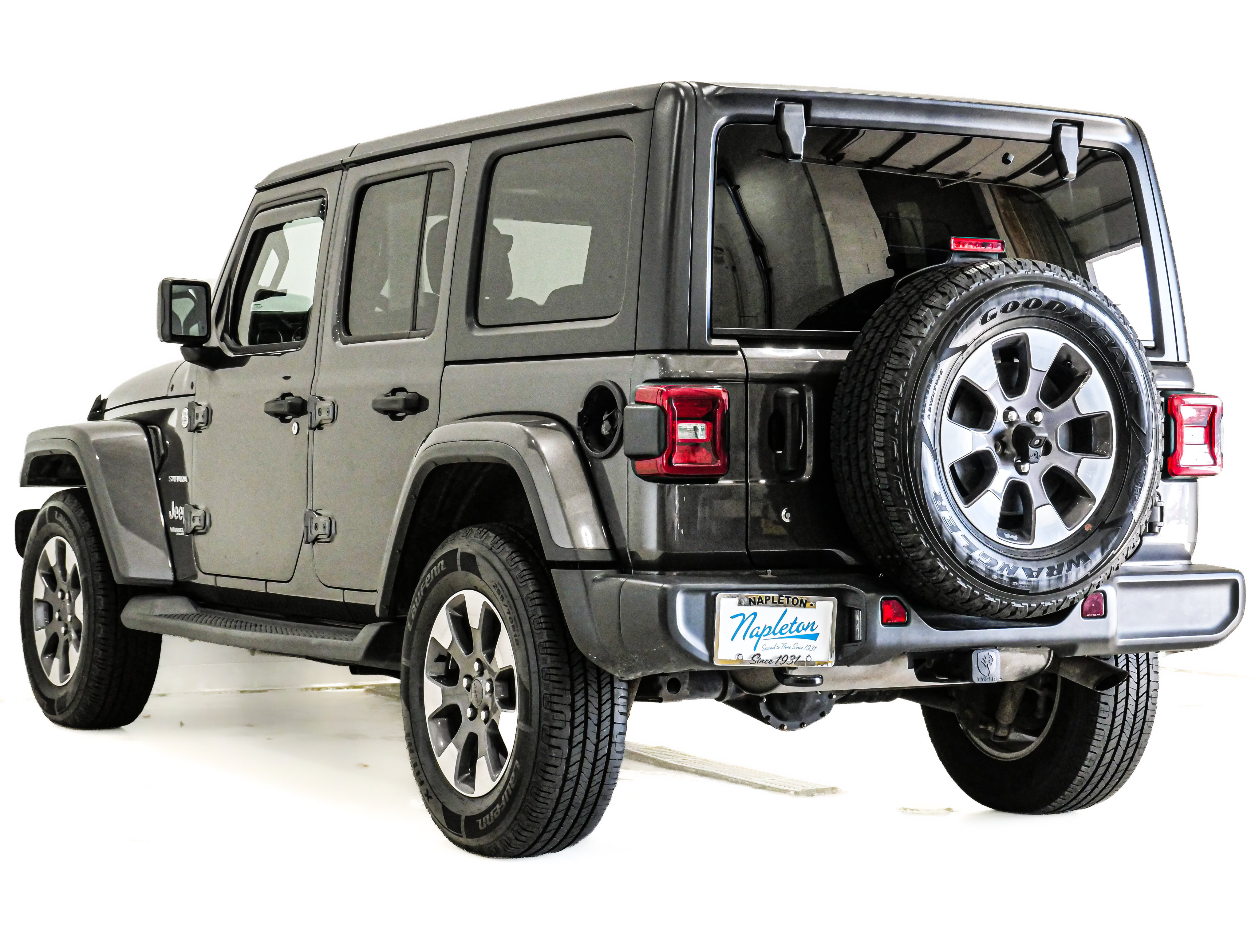 Used 2018 Jeep Wrangler Unlimited Sahara AWD/4WD image 9
