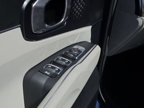 Certified 2025 Kia Sorento S FWD image 18