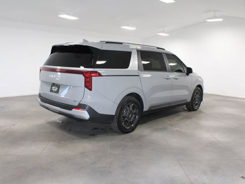 Used 2025 Kia Carnival EX image 9