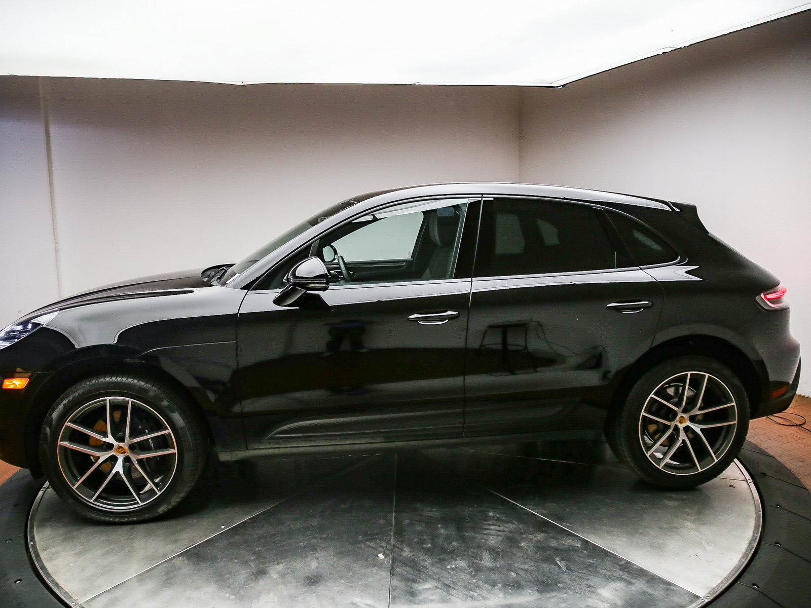 Certified 2026 Porsche Macan AWD/4WD image 2