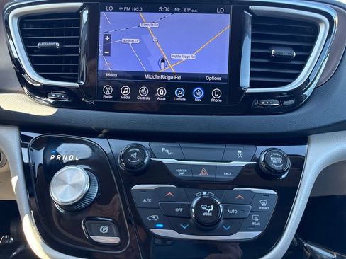 Used 2017 Chrysler Pacifica Touring-L w/ Tire & Wheel Group FWD image 36