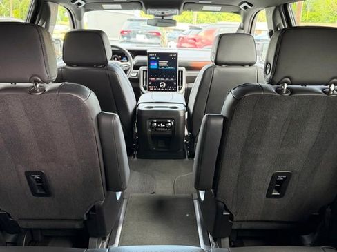 Used 2025 GMC Yukon Denali AWD/4WD image 5