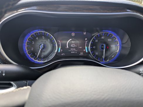 Used 2022 Chrysler Pacifica Limited image 28