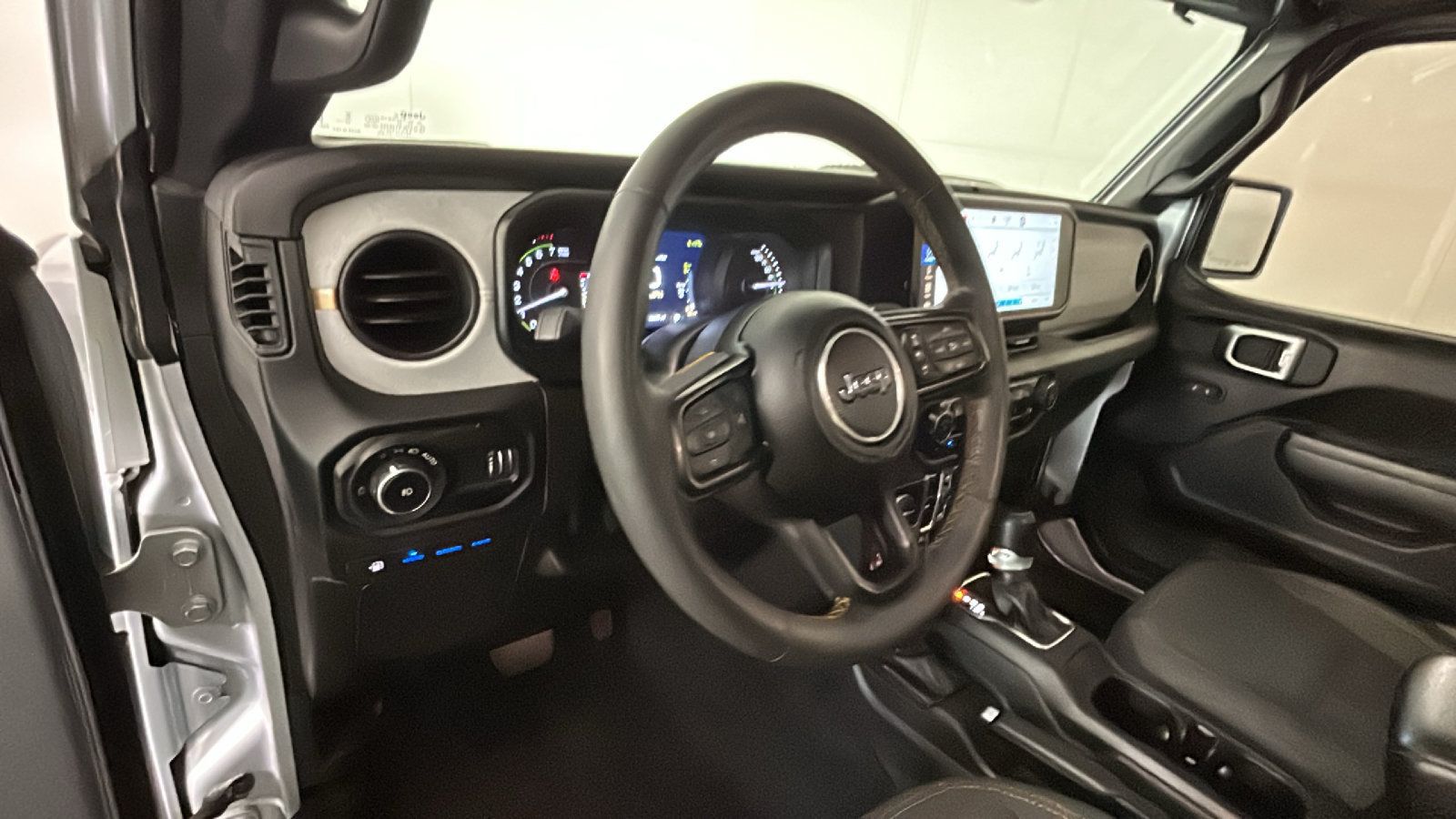 Used 2024 Jeep Wrangler Unlimited AWD/4WD image 15