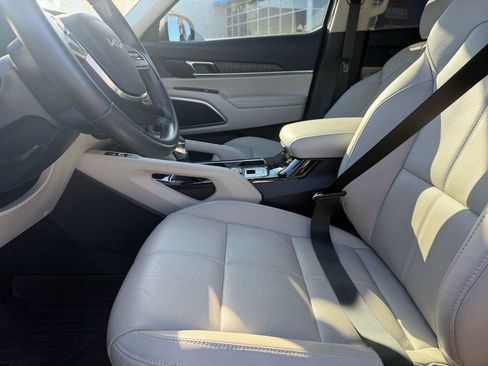 Used 2024 Kia Telluride EX w/ EX Captain's Chair Package image 8