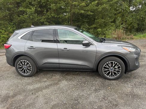 Used 2021 Ford Escape Titanium image 2
