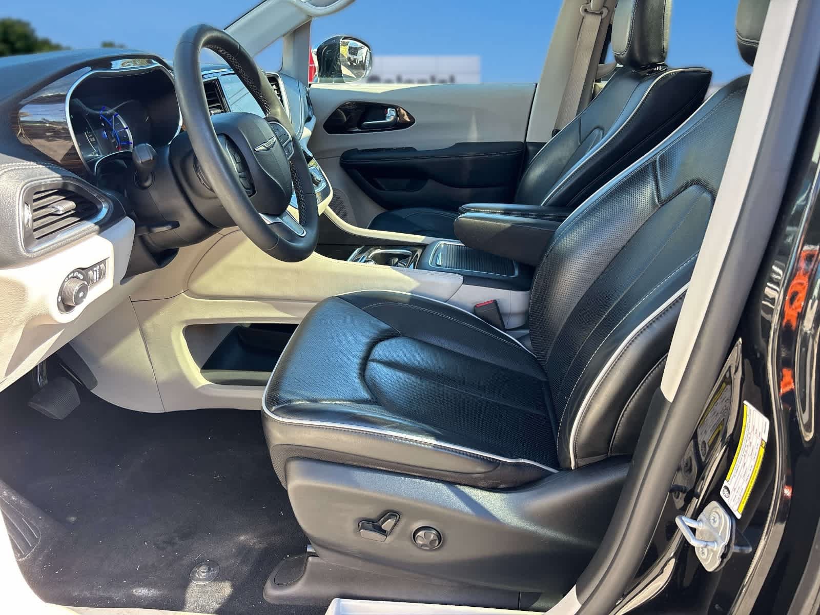 Used 2023 Chrysler Pacifica Limited w/ Uconnect Theater Family Group FWD image 9