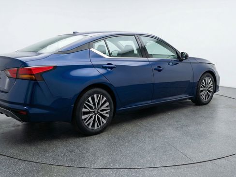 Used 2025 Nissan Altima 2.5 SV image 9