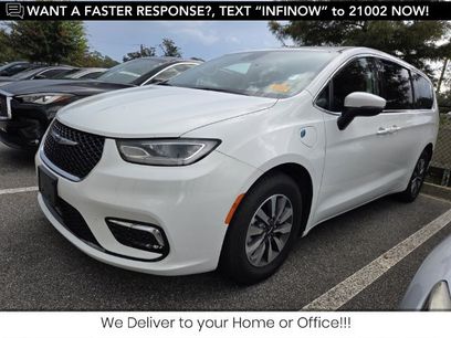 Used 2023 Chrysler Pacifica Touring-L