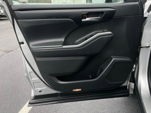 Used 2023 Toyota Highlander XLE image 24