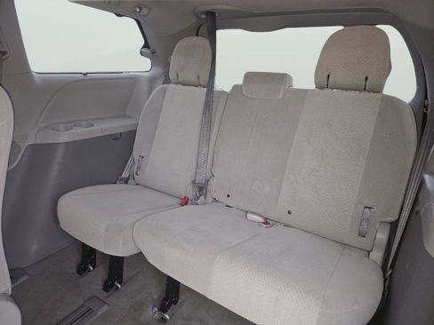 Used 2013 Toyota Sienna LE w/ Towing Pkg image 12