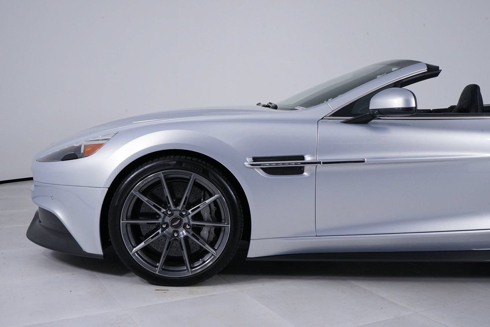 Used 2016 Aston Martin Vanquish Volante RWD image 11