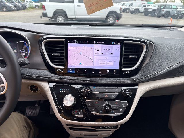 Used 2024 Chrysler Pacifica Limited FWD image 21