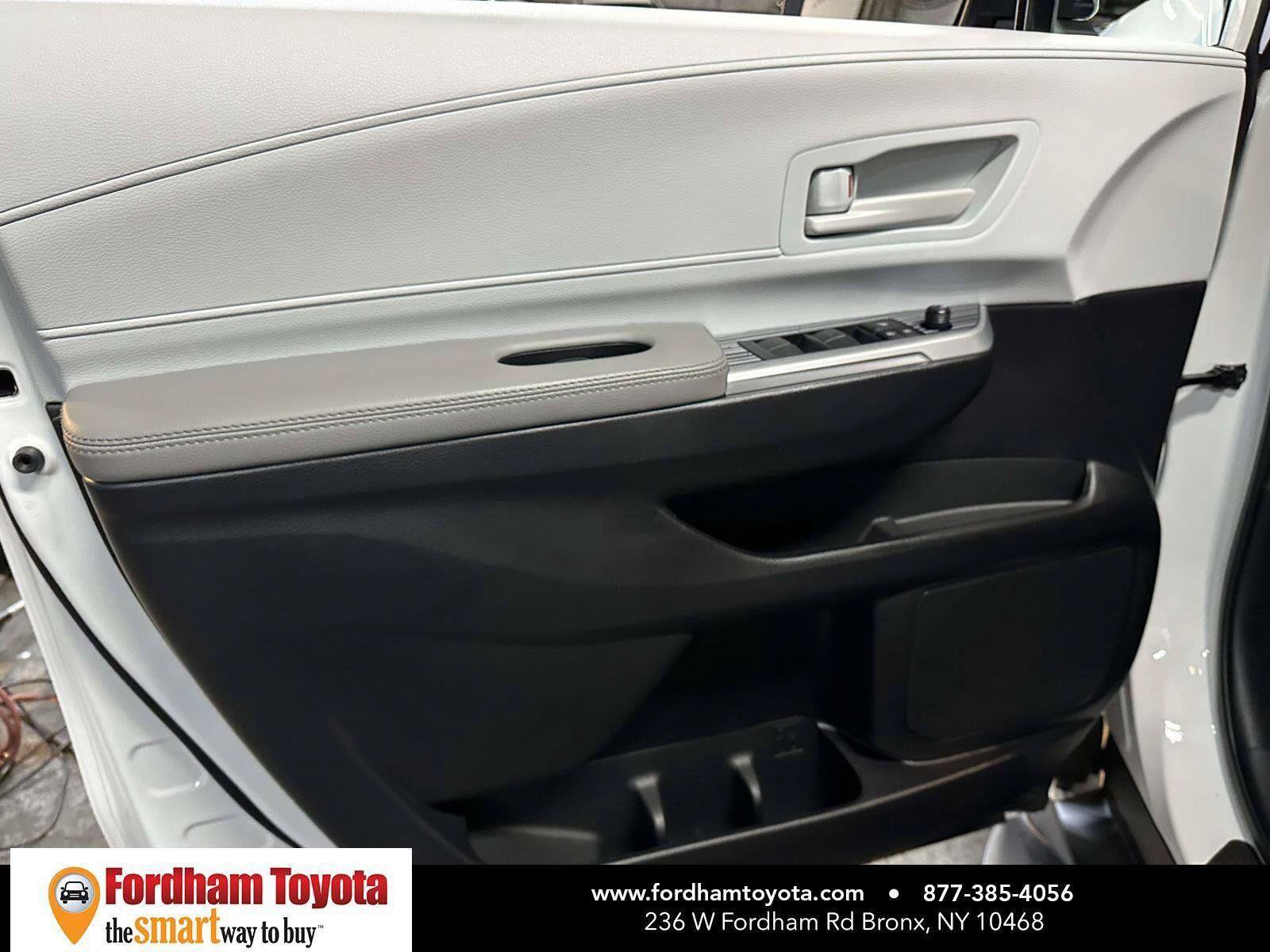 Used 2026 Toyota Sienna LE FWD image 26