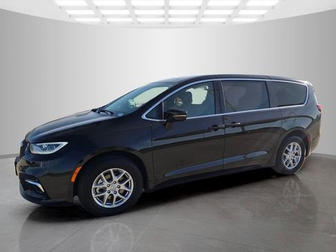 Used 2025 Chrysler Pacifica Select FWD image 4