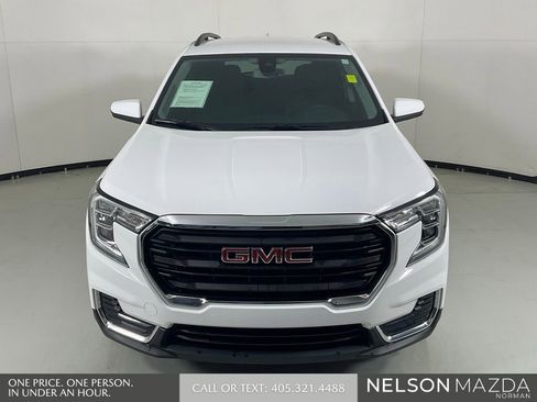 Used 2022 GMC Terrain SLE w/ Driver Convenience Package FWD image 2