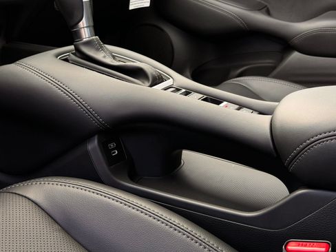 Certified 2025 Honda HR-V EX-L image 37