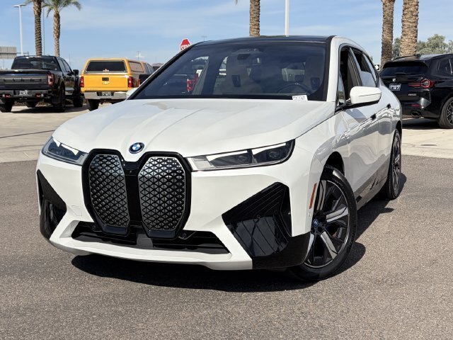 Used 2024 BMW iX xDrive50 w/ Sport Package AWD/4WD image 4