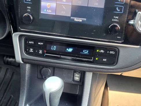 Used 2017 Toyota Corolla LE w/ Carpet Mat Package (TMS) FWD image 28
