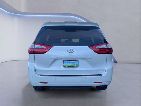 Used 2019 Toyota Sienna XLE Premium w/ Carpet Mat Package image 5