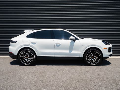 Certified 2026 Porsche Cayenne E-Hybrid Coupe AWD/4WD image 28