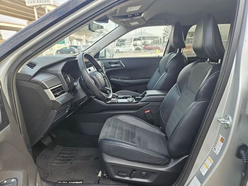 Used 2025 Mitsubishi Outlander SE image 11