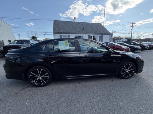 Used 2018 Toyota Camry SE w/ Moonroof Package FWD image 2