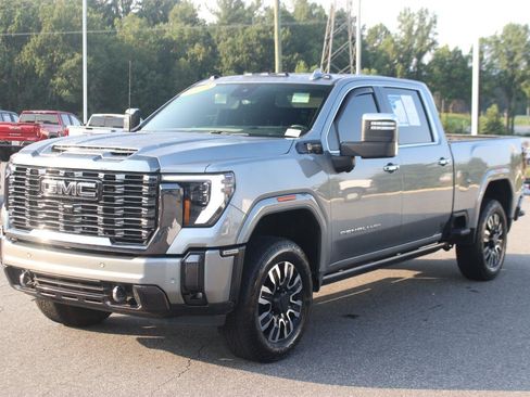 Used 2024 GMC Sierra 3500 Denali Ultimate AWD/4WD image 3