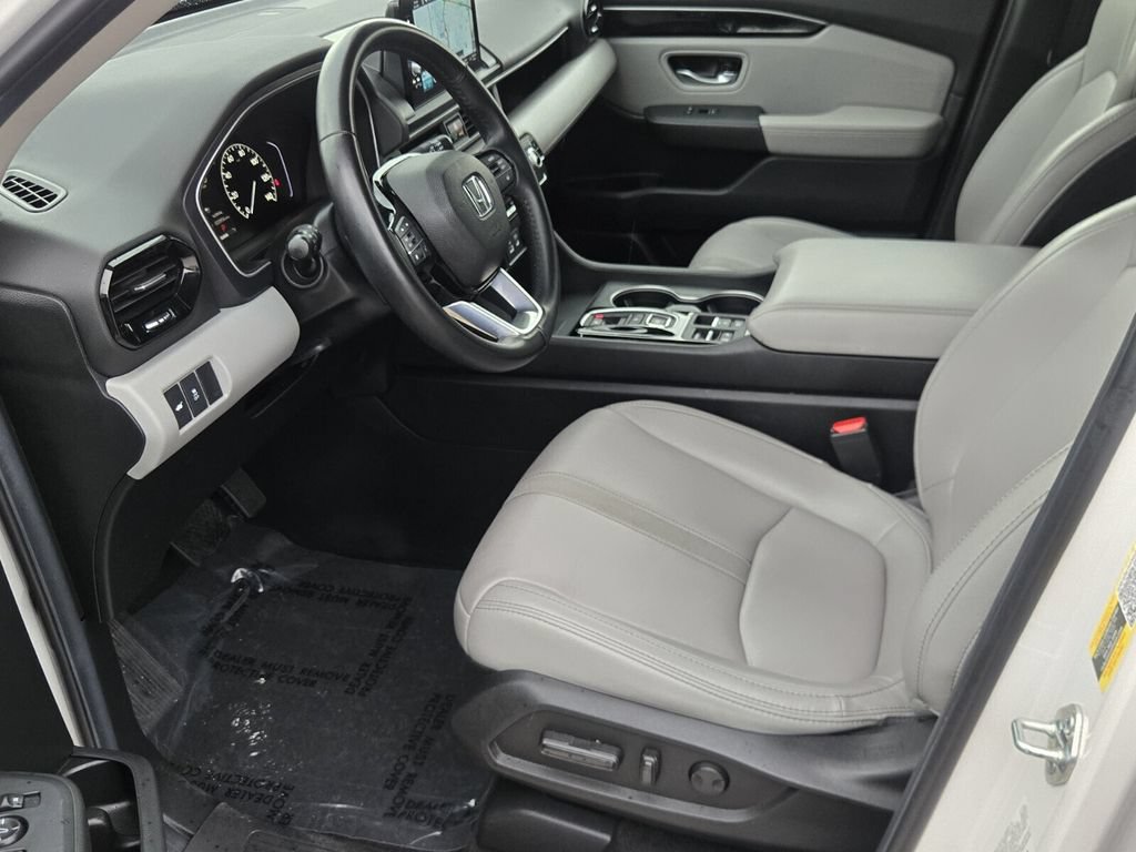 Certified 2025 Honda Pilot Touring image 11