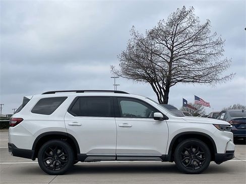 New 2025 Honda Pilot Touring image 3