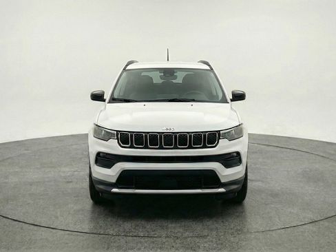 Used 2025 Jeep Compass Latitude image 2