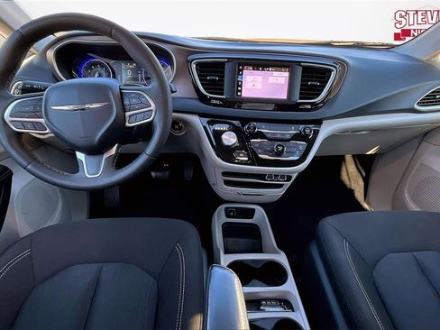 Used 2022 Chrysler Voyager LX image 7