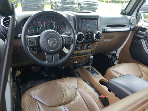 Used 2014 Jeep Wrangler Unlimited Sahara w/ Connectivity Group AWD/4WD image 28