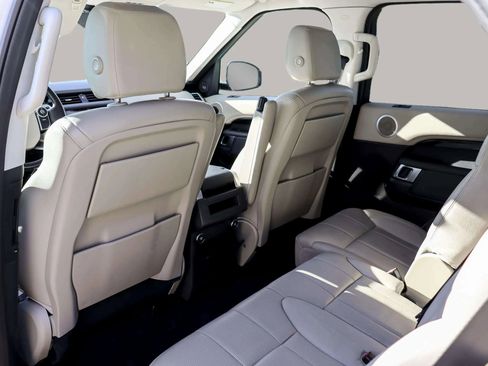 Used 2018 Land Rover Discovery SE image 28