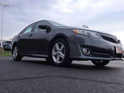 Used 2014 Toyota Camry SE w/ Leather Package FWD image 18