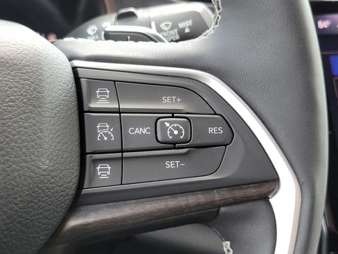 Used 2024 Jeep Grand Cherokee L Limited w/ Black Appearance Package AWD/4WD image 14