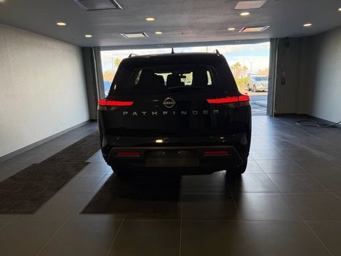 Used 2025 Nissan Pathfinder SV image 6