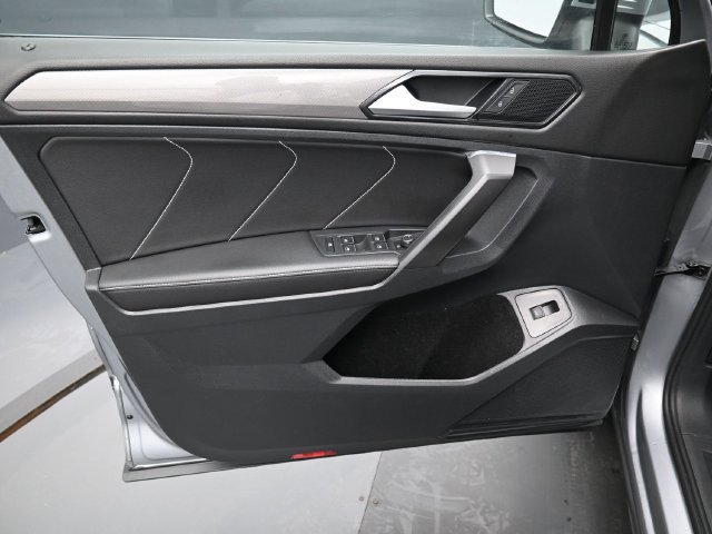 Used 2022 Volkswagen Tiguan SE w/ Panoramic Sunroof Package AWD/4WD image 11