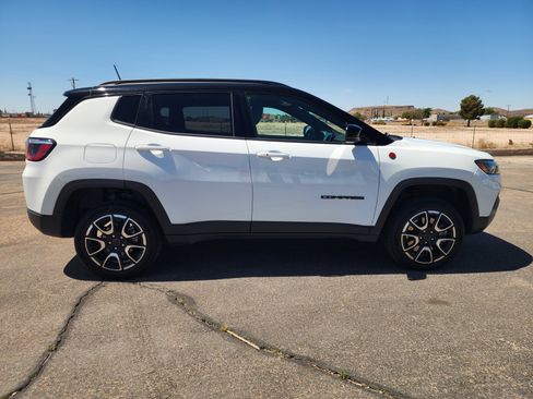 Used 2025 Jeep Compass Trailhawk AWD/4WD image 4