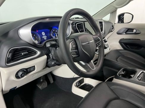 Used 2024 Chrysler Pacifica Touring-L image 20