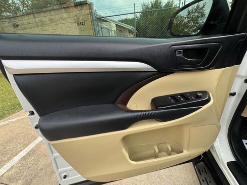 Used 2015 Toyota Highlander Plus FWD image 29