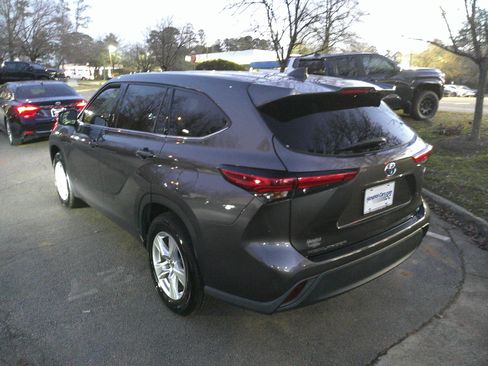 Used 2022 Toyota Highlander LE image 10