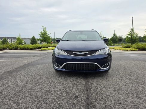 Used 2017 Chrysler Pacifica Touring-L Plus FWD image 2